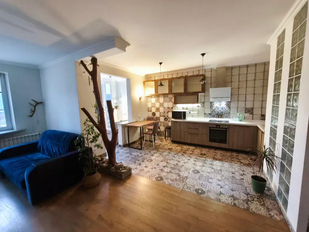 Студия с камином, деревом и видом на реку