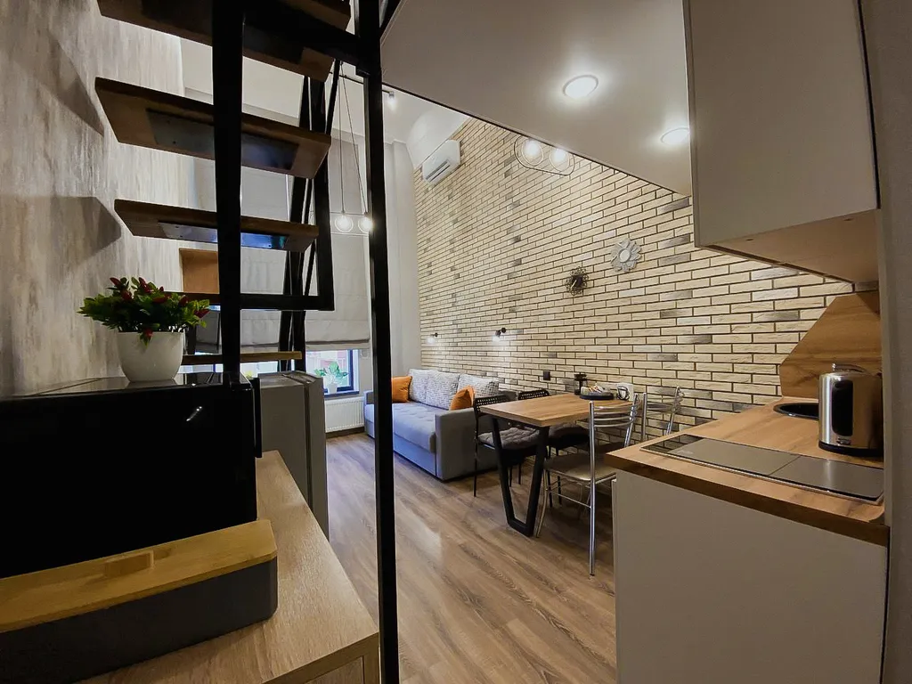 Двухуровневая студия с панорамными окнами