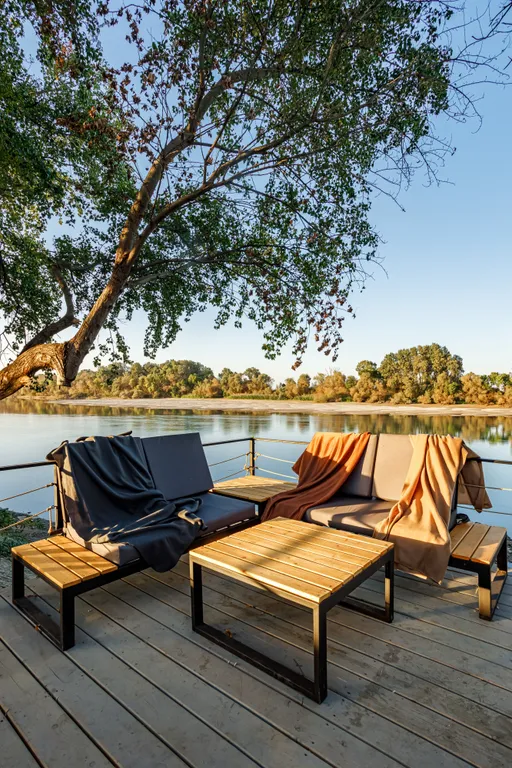 Дом на берегу реки