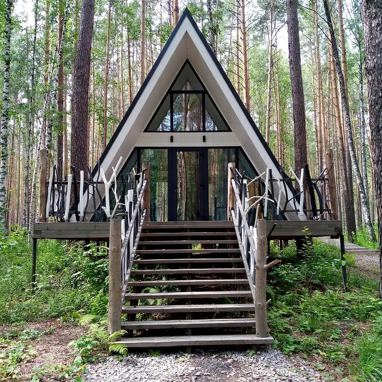 Дом в лесу на берегу озера