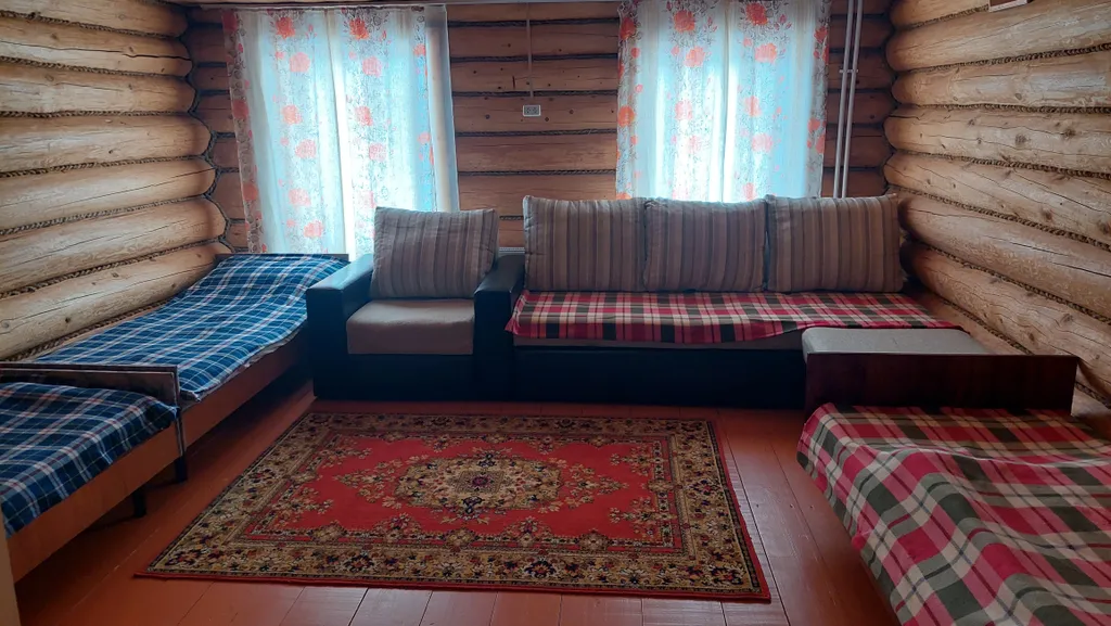 Домик в окружении гор