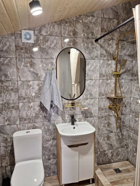 Деревянный домик на Кипарисовой аллее