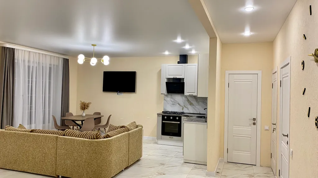 Большой новый дом в черте города