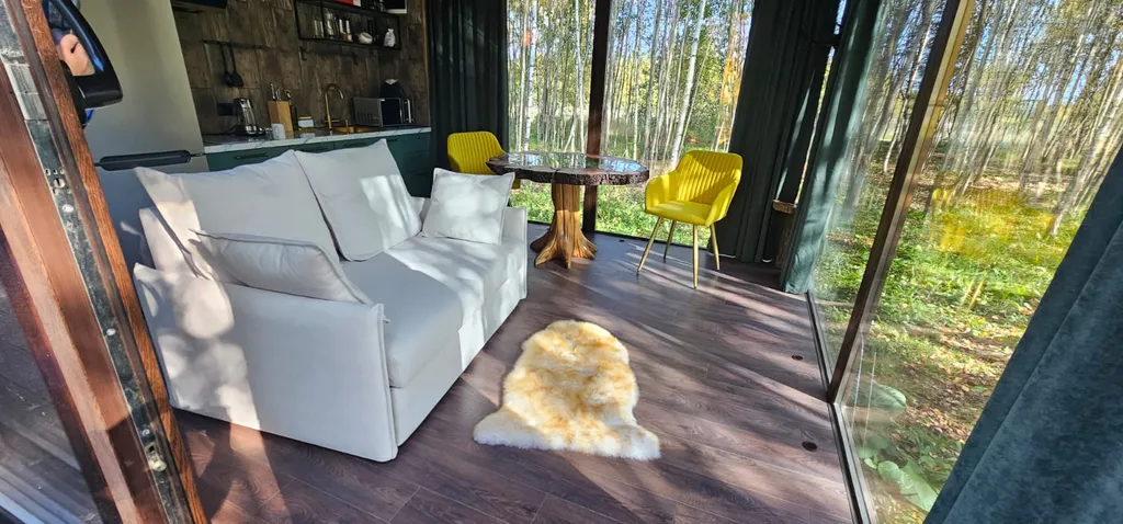 Стеклянный дом в лесу