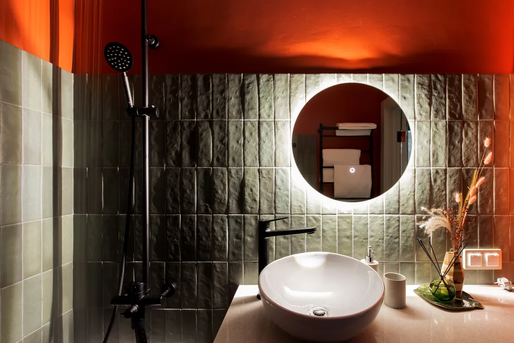 Яркая сталинка с балконом и видом на бульвар