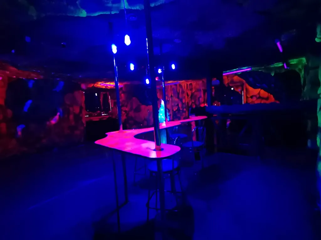 Трёхэтажный коттедж с ночным клубом баней и бассейном