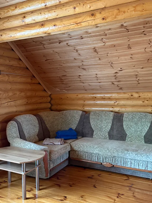 Деревянный домик возле моря