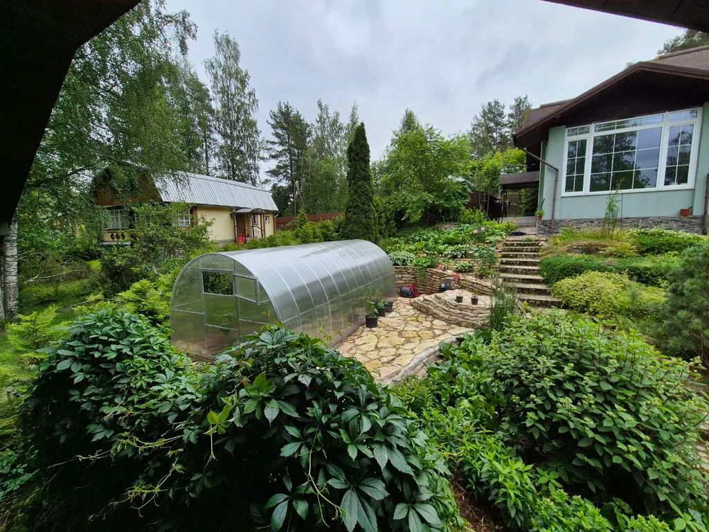 Двухэтажный загородный дом рядом с озером