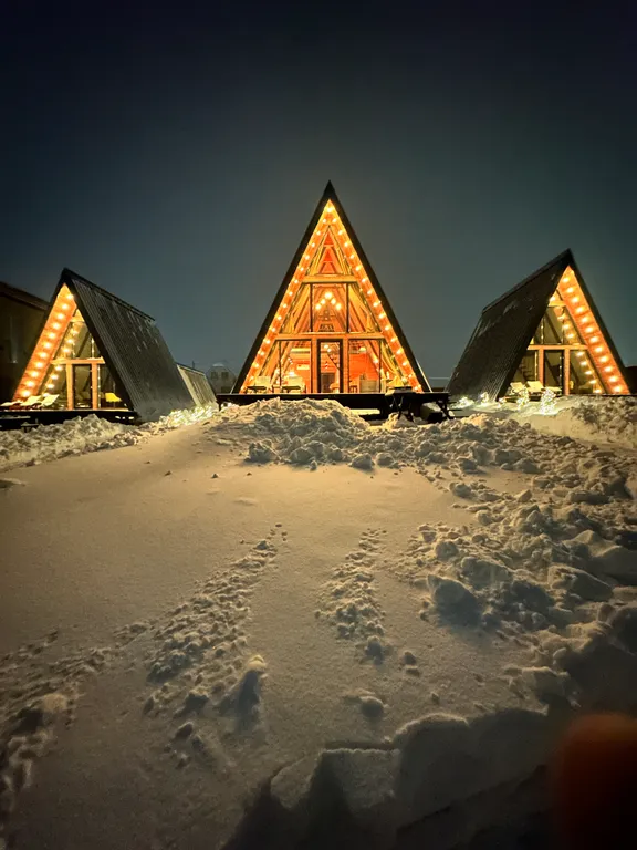 Треугольный дом A-фрейм с панорамными окнами Космос