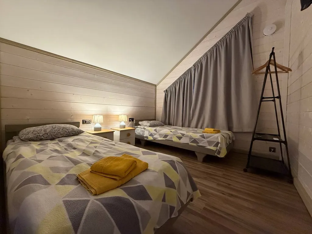 Коттедж с видом на пруд и парк