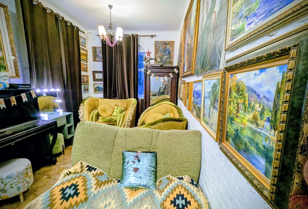 Большой красивый дом с камином в лесу