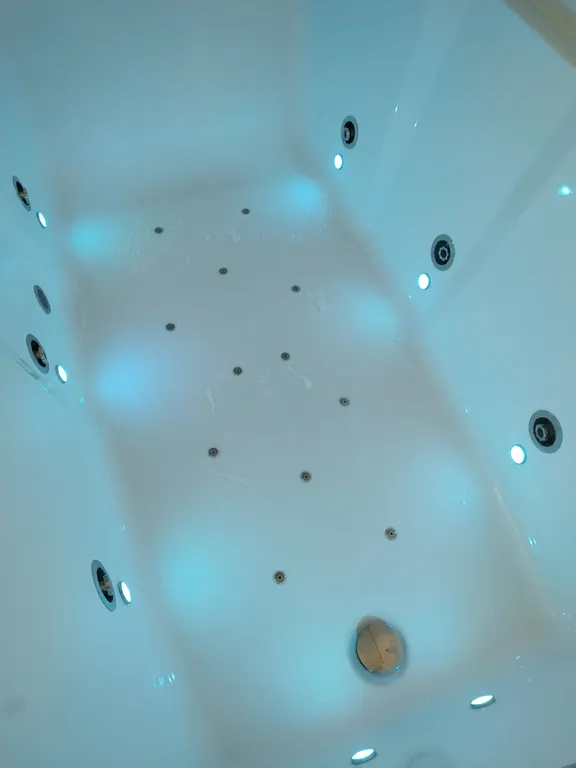 Белые двухъярусные апартаменты с балконом и видом на Невский проспект