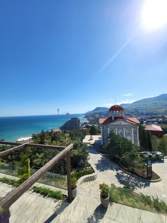 Видовая квартира с подогреваемым бассейном в ЖК Лучистое