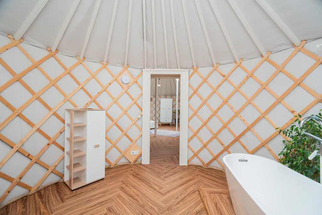 Глэмпинг с большой террасой в лесу