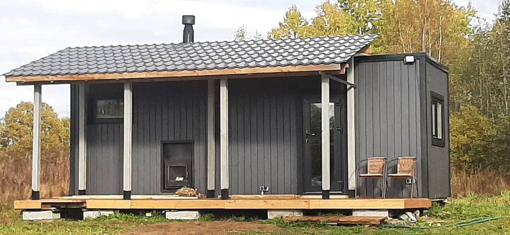 Загородный дом в лесу вблизи залива