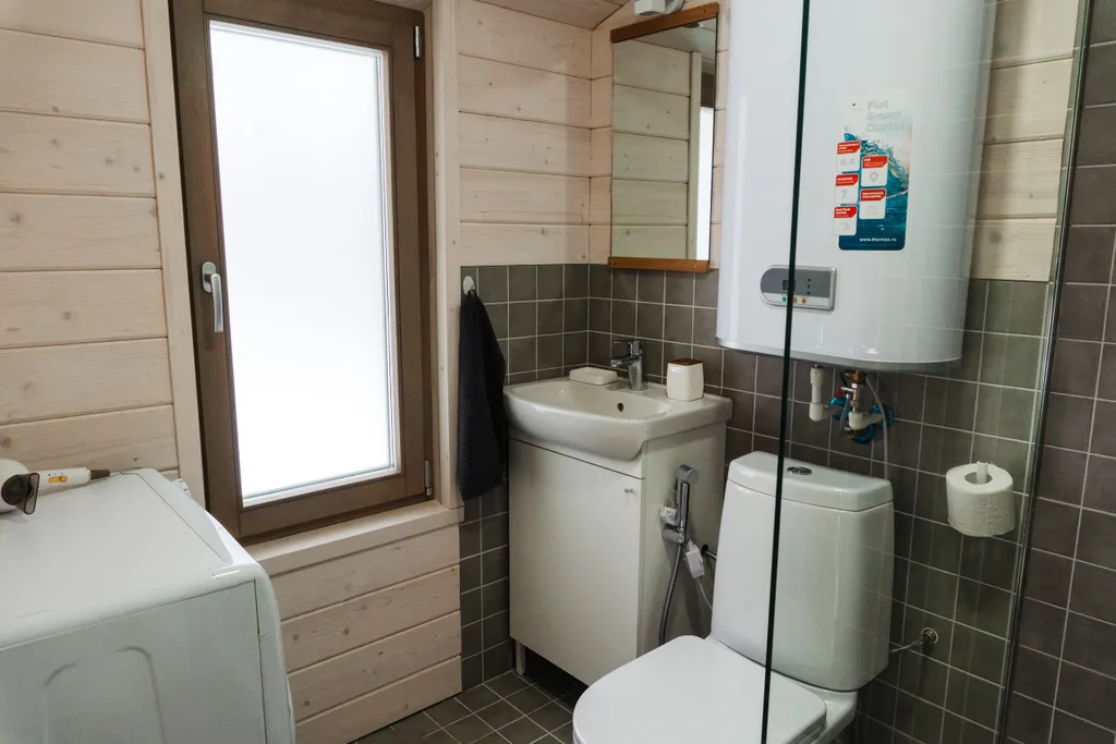 Дом с панорамными окнами в окружении леса