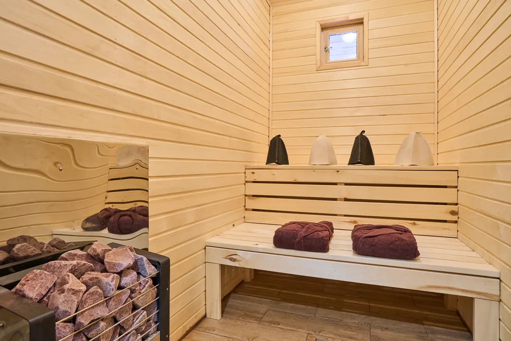 Коттедж в окружении леса с джакузи и сауной