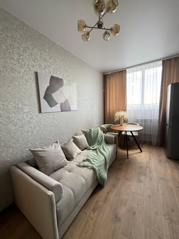 Новая квартира в центре города с видом на город и гору Змейку