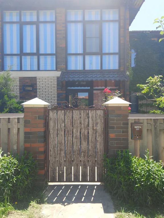 Второй этаж полностью с отдельным входом и крытой парковкой