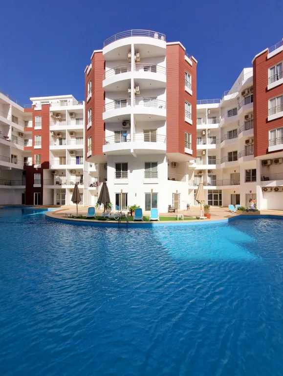 Уютная студия в тихом районе с бассейном и спортзалом в Хургаде