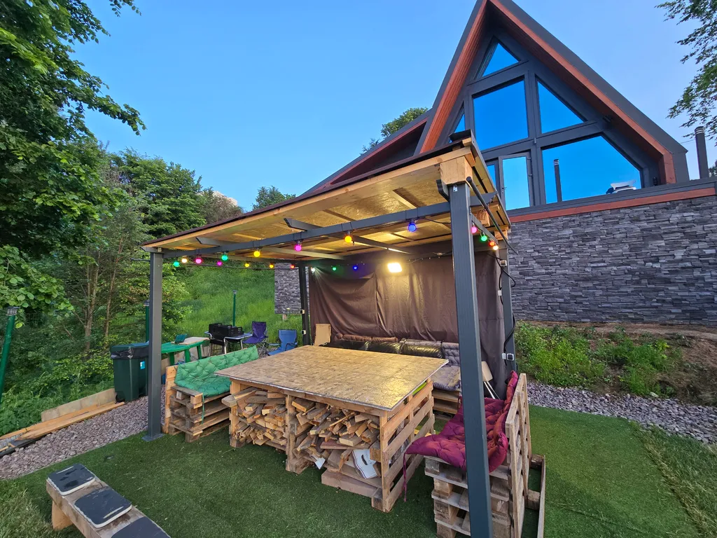 Дом у пруда