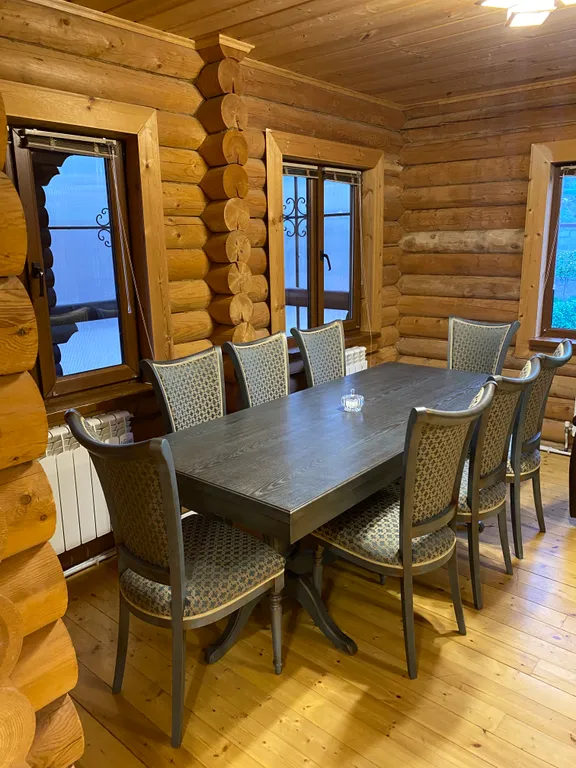 Двухэтажный дом из сруба в живописном месте