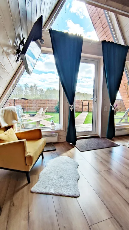 Треугольный домик у леса