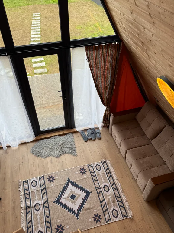 Дом-типи на берегу озера Валдайское