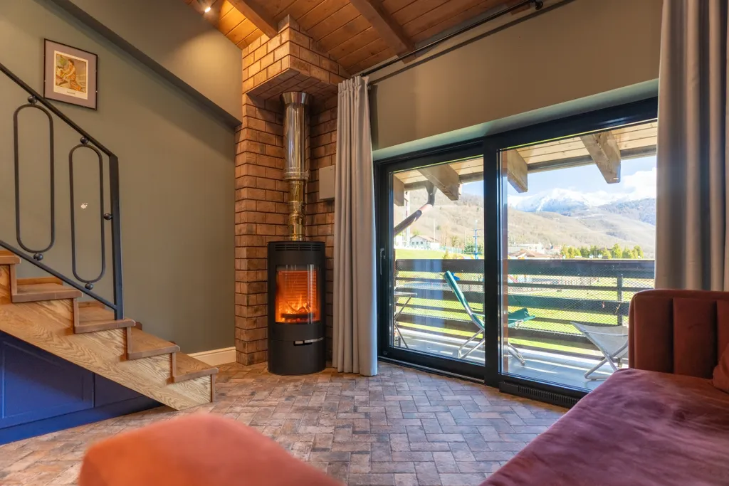 Уютная двухуровневая квартира с камином