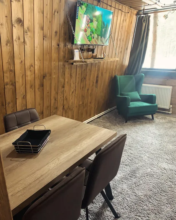 Уютный двухэтажный домик у реки, треугольник