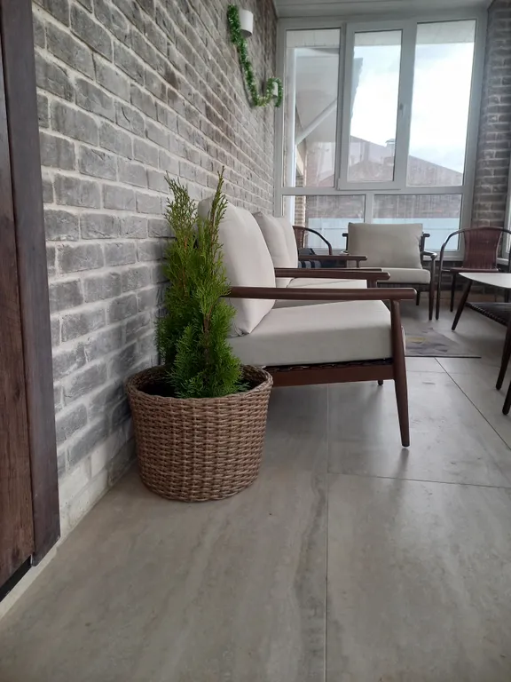 Резиденция в деревне в окружении леса