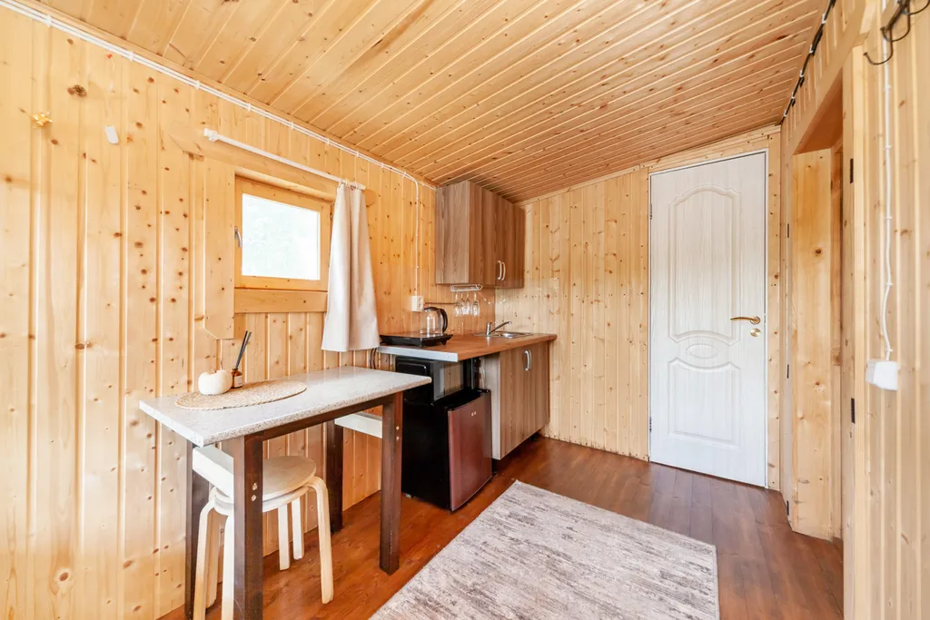 Домик с панорамным окном на берегу озера