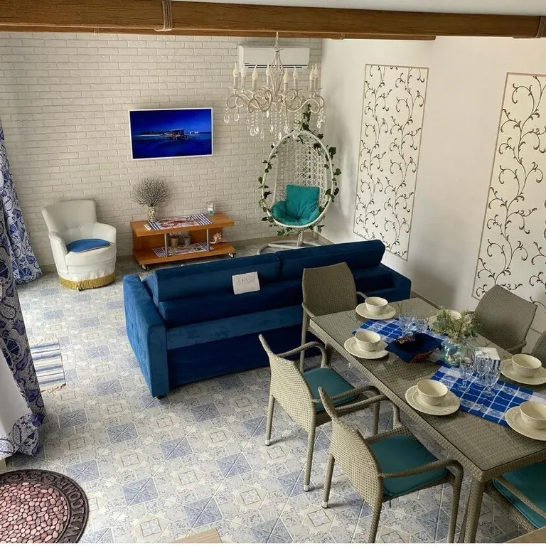 Дом в лесу с видом на море