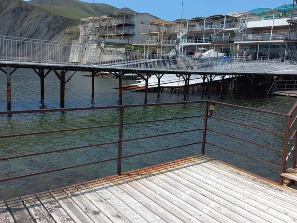 Эллинг нa беpeгу моpя