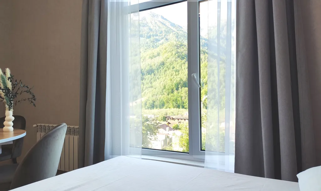 Панорамный двухместный апартамент комфорт с мини-кухней и балконом