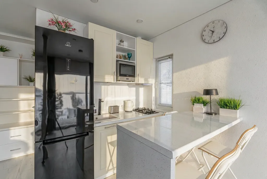 Студия с панорамными окнами с видом на озеро