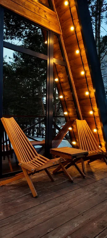 Горный домик с видом на горы и реку