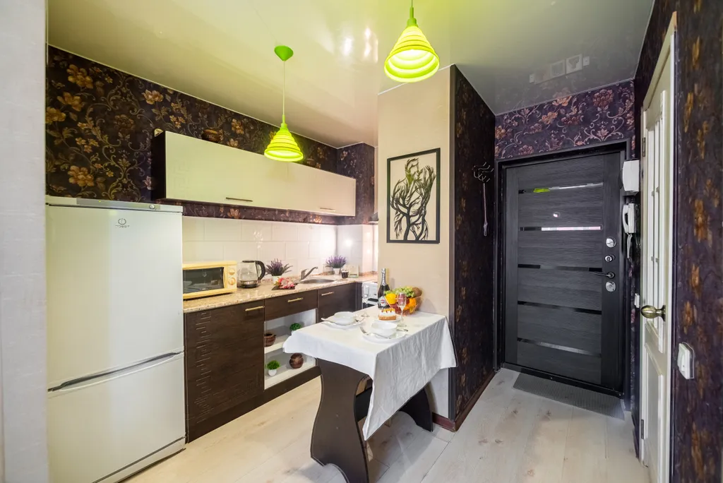 Светлая студия с видом на тихий зелёный двор