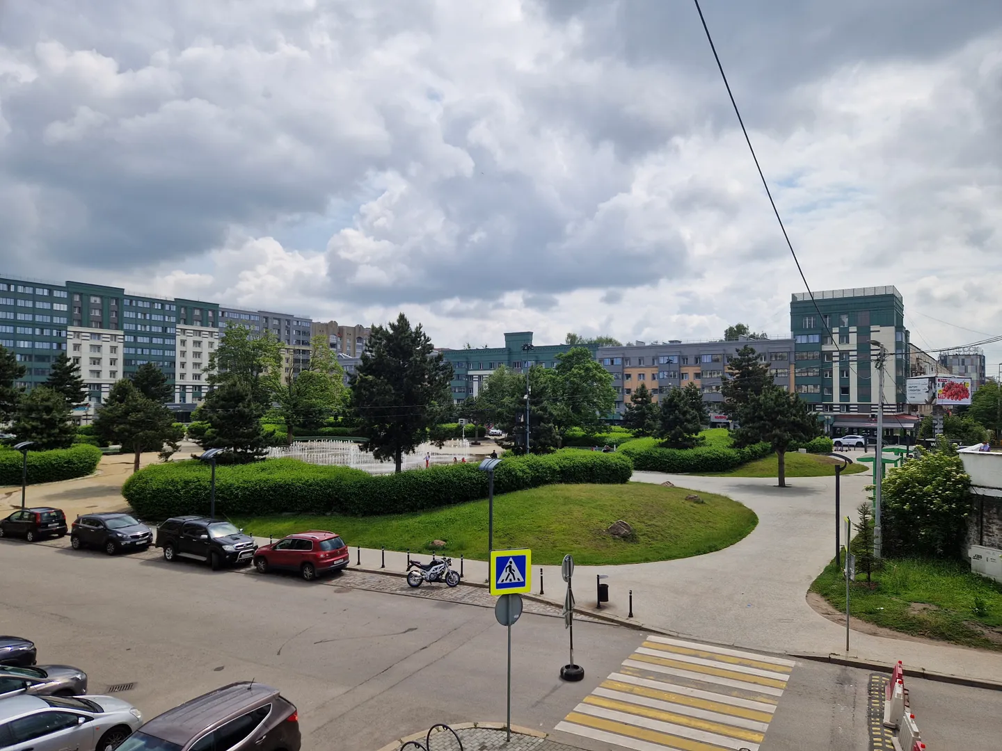 В торце дома парк со светомузыкальным фонтаном. 