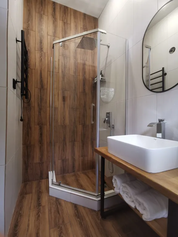 Треугольный дом с огороженной территорией