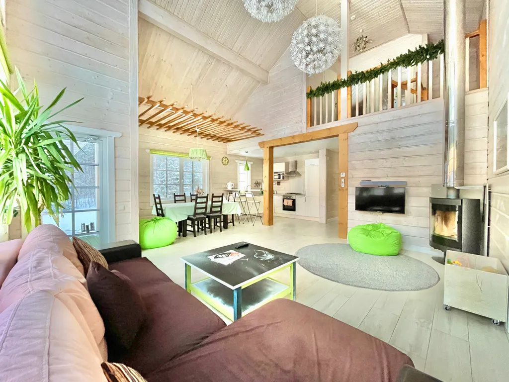 Коттедж с 4 спальнями, сауной и камином