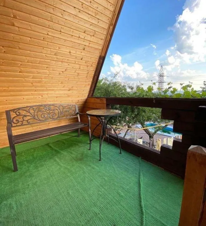 Домик у подножья горы на дружную семью