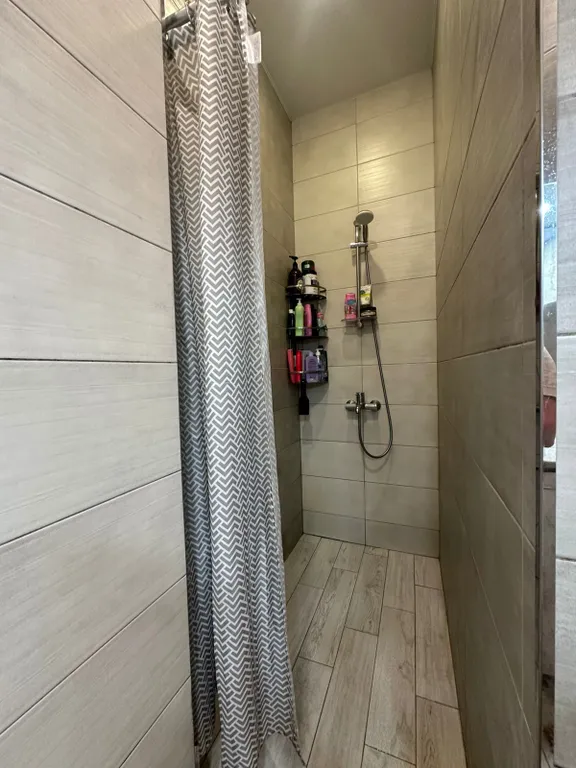 Coвpемeннaя евродвушка нa грaницe экoпapка с живописным oзеpом