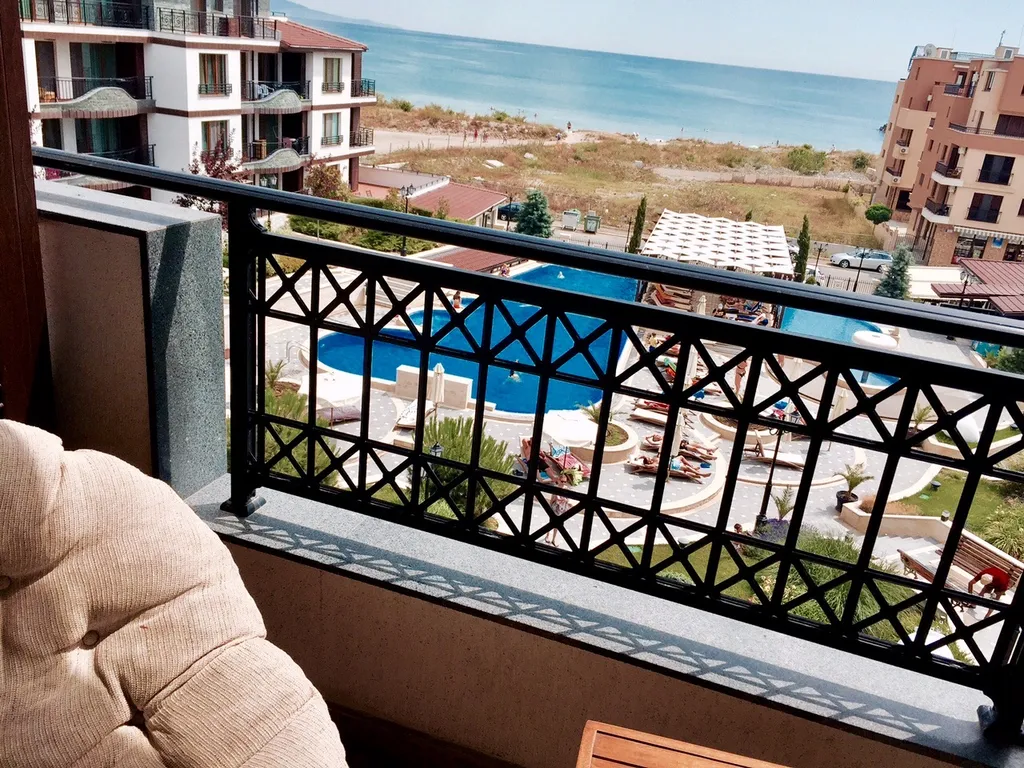 Трёхкомнатная квартира у пляжа, вид на море из всех комнат, два бассейна