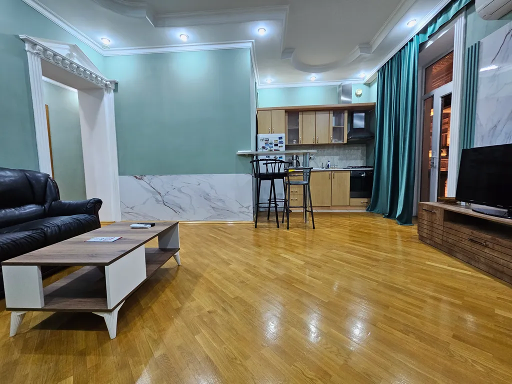 Квартира у ресторана Колорит