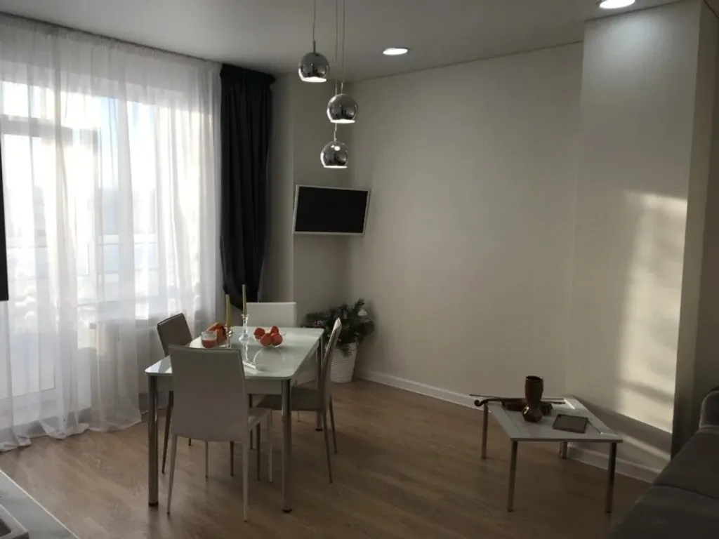 Поделам Светлая квартира рядом с Radisson Blu