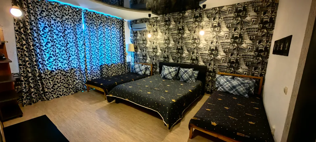 Уютная комната в частном доме у моря с видом на сад, удобства на этаже