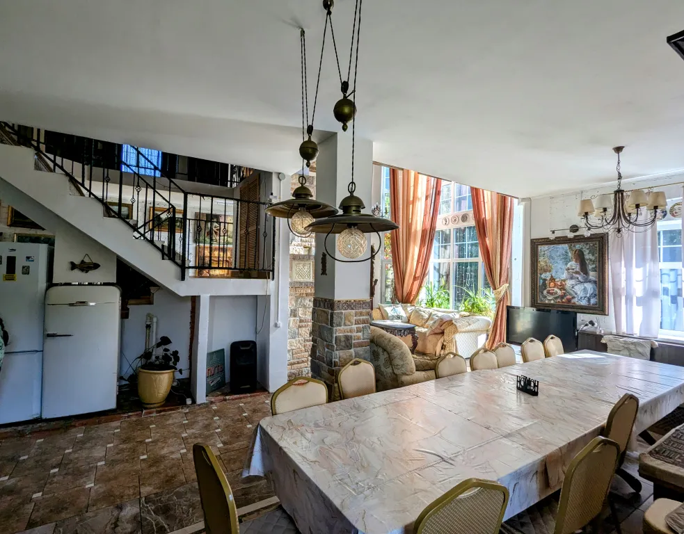 Большой красивый дом с камином в лесу