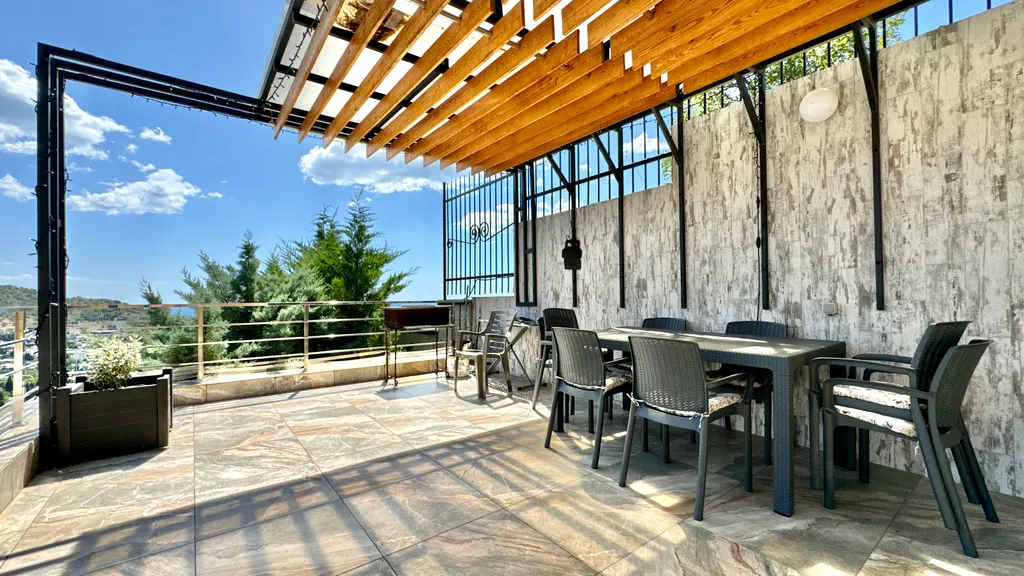 Дом с видом на горы и море