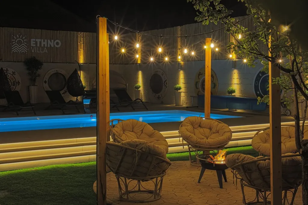 Бассейн с подогревом и лаундж зоной